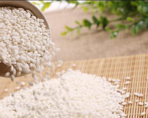 糯米中的含糖量高于普通大米（糯米的营养价值及其影响因素）